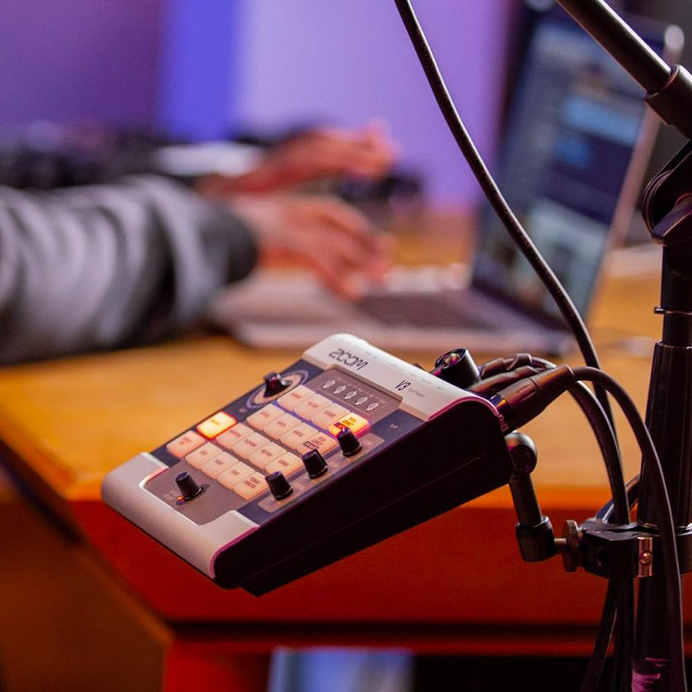 Zoom V3 Vocal Processor for Streaming & Live Performance with Harmony, Pitch Correction, Reverb & Delay, 16 Studio Effects, Battery Powered
